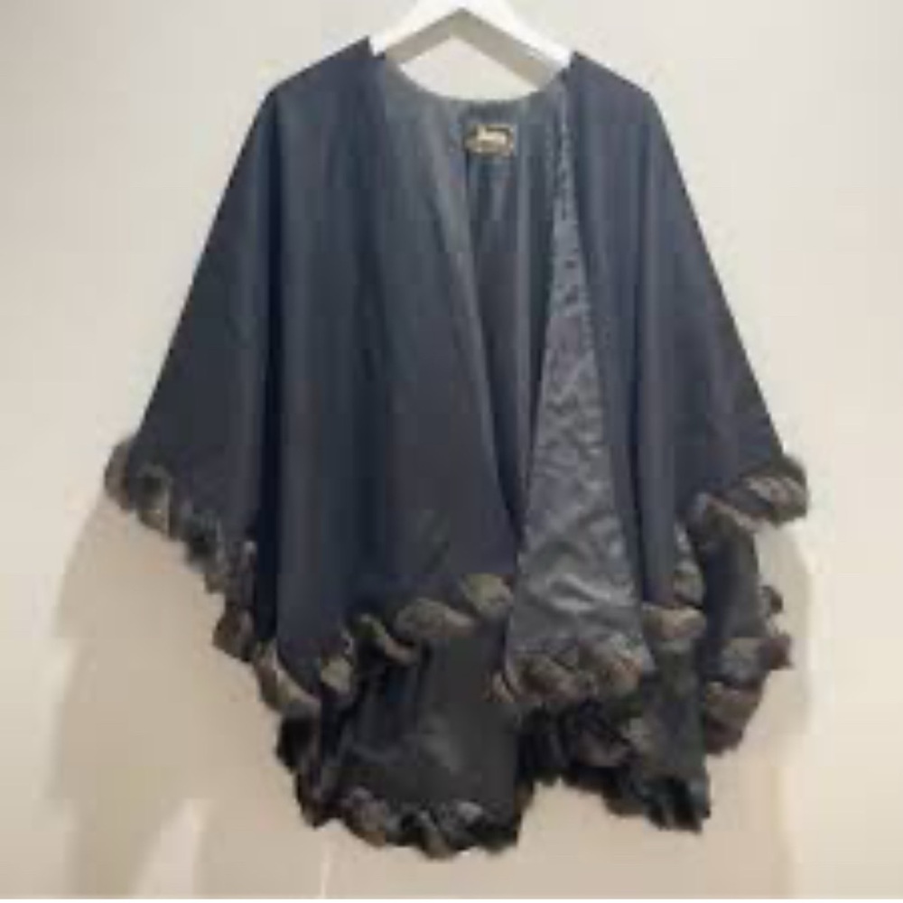 Fabulous Furs Donna Saylers Black Cape with Faux Fur Trim